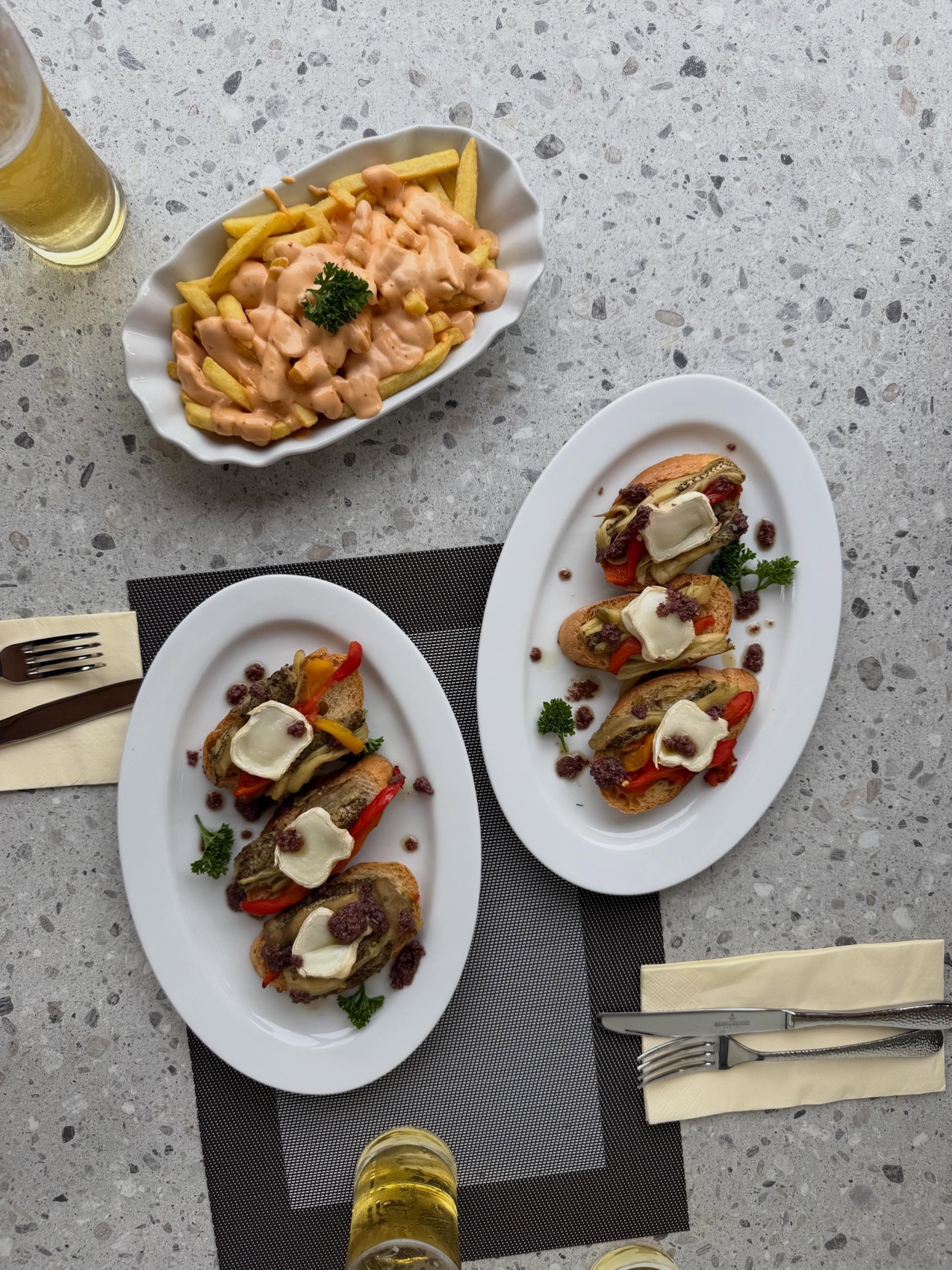 Pommes mit hausgemachter Sauce und Crostini mit Ziegenkäse, Paprika und Oliventapenade